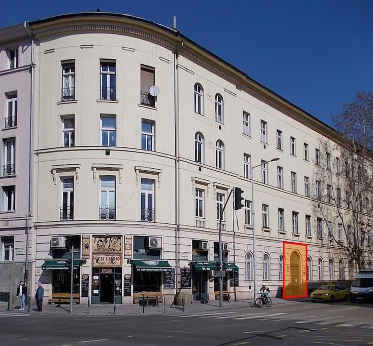 Castlehill Apartman The Perfect Blend Of Urban Living And Sightseeing Convenience Budapest Esterno foto